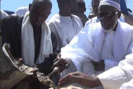 Vidéo – Serigne Mountakha Mbacké et Serigne Basse Abdou Khadre posent les premières pierres du projet « Keur Serigne Touba »